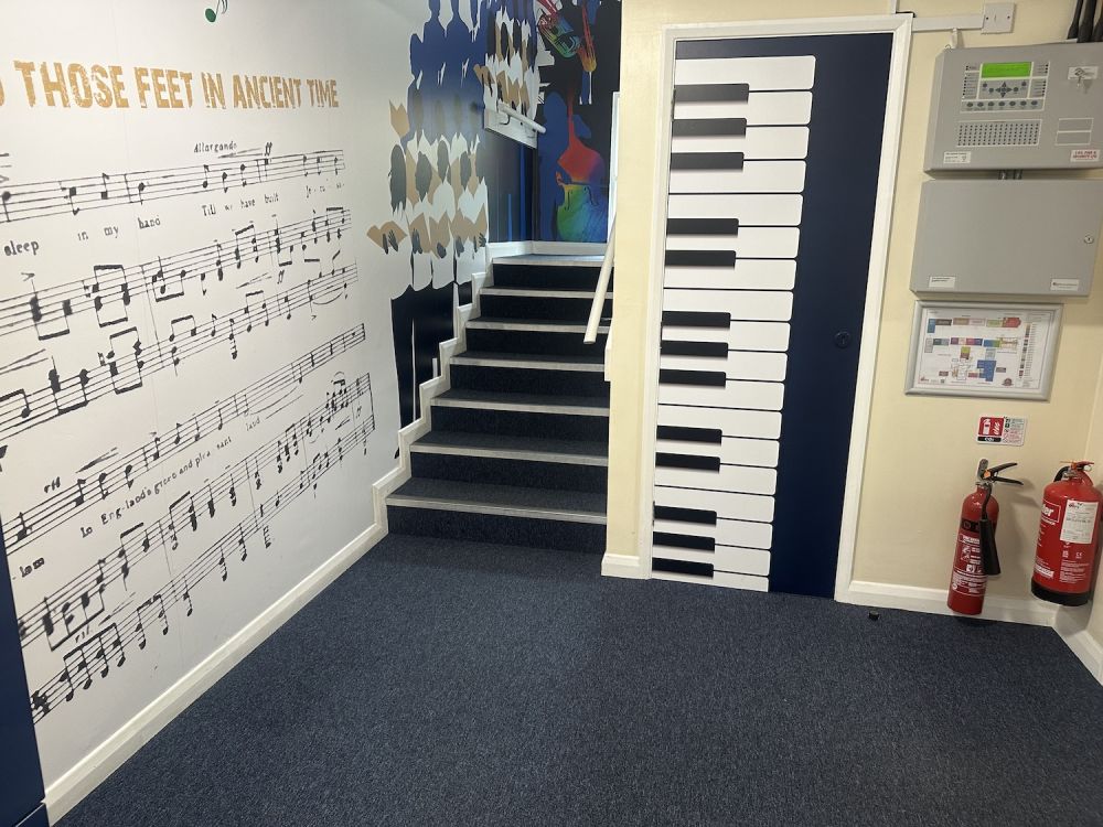 Prep school set in rural village (Hampshire)