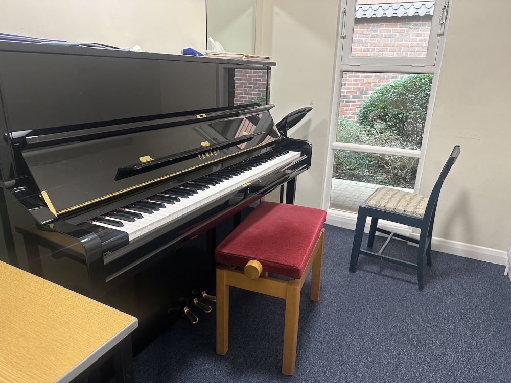 Prep school set in rural village (Hampshire)