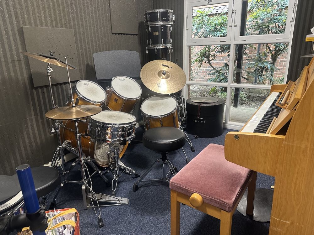 Prep school set in rural village (Hampshire)