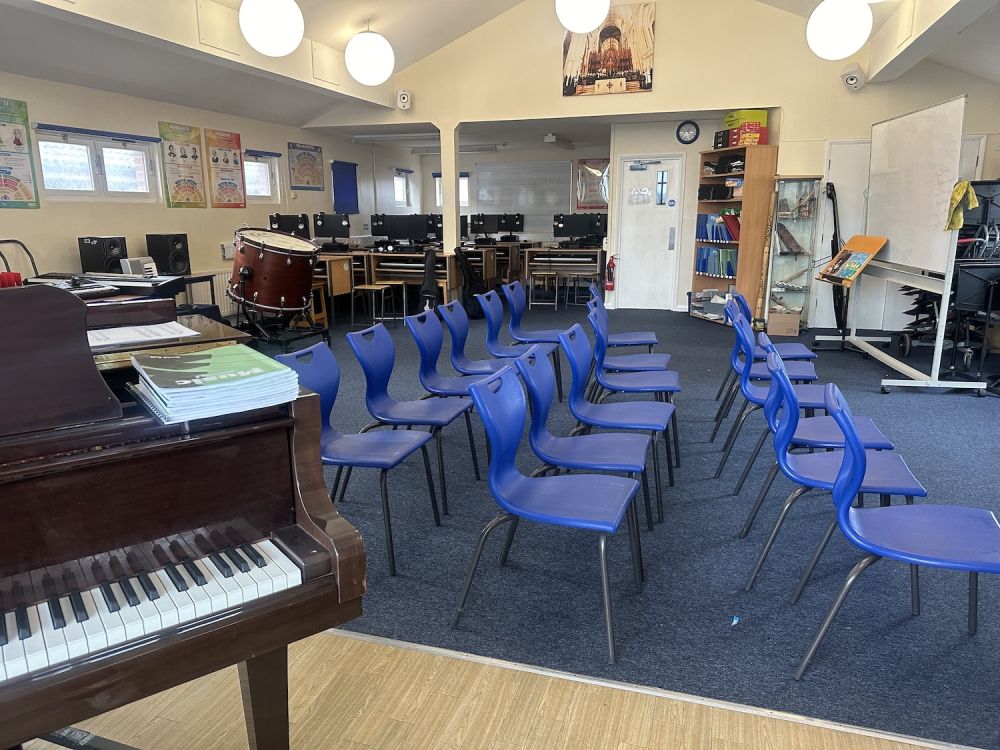 Prep school set in rural village (Hampshire)