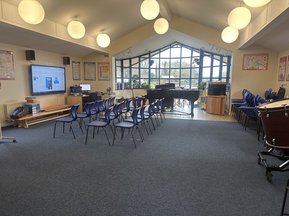 Prep school set in rural village (Hampshire)