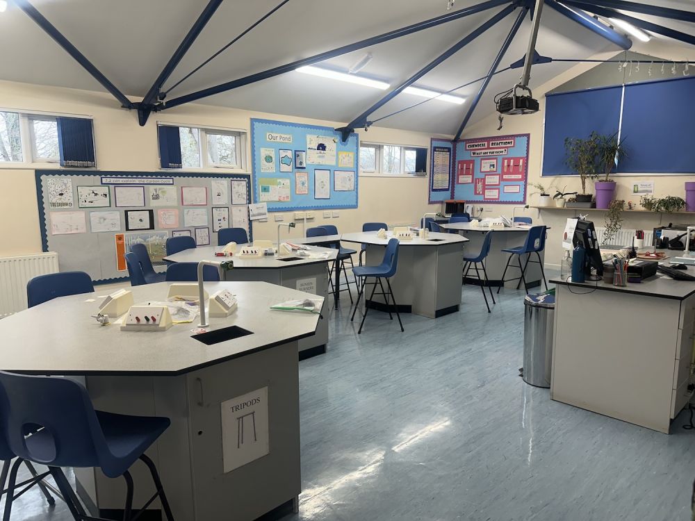 Prep school set in rural village (Hampshire)