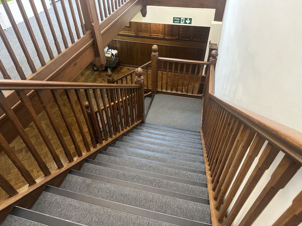 Prep school set in rural village (Hampshire)