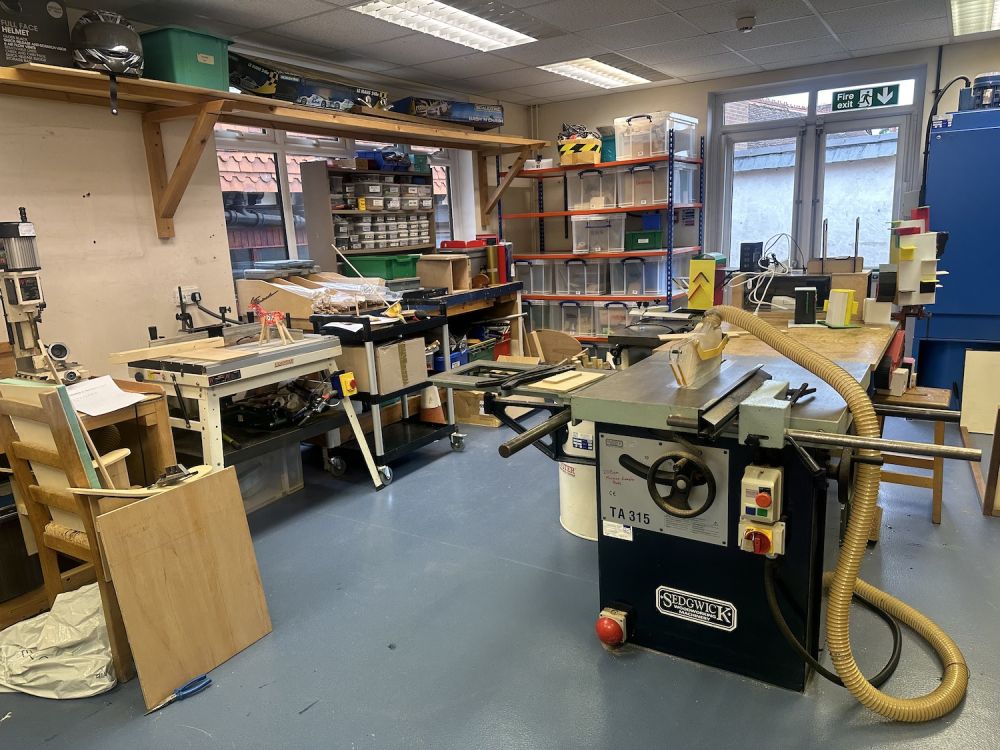 Prep school set in rural village (Hampshire)